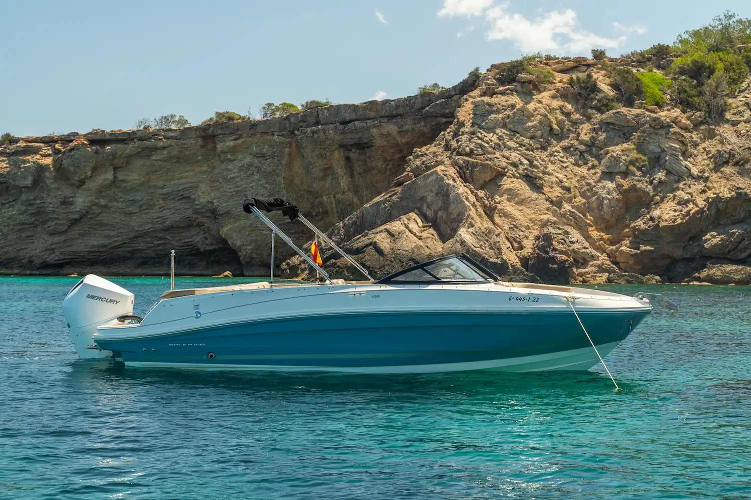 Embarcación fondeada en Ibiza Embarcación fondeada en Ibiza